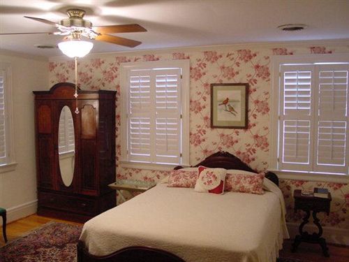Fuquay Mineral Spring Inn & Garden Екстериор снимка