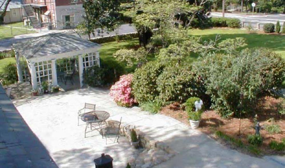 Fuquay Mineral Spring Inn & Garden Екстериор снимка